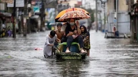 Bão Cỏ May đổ bộ Philippines gây ngập lụt nghiêm trọng